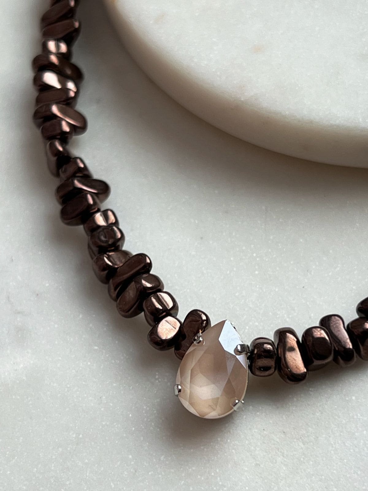 Колье из гематита с кристаллом Swarovski
