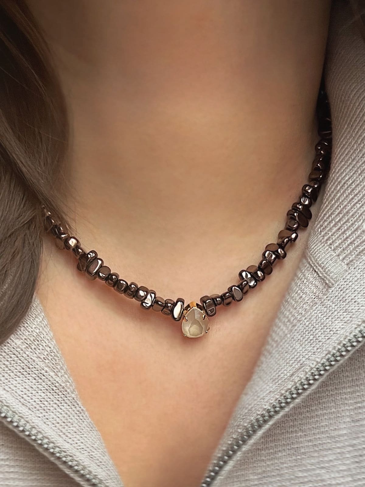 Колье из гематита с кристаллом Swarovski